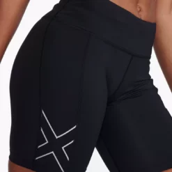 2XU Women's Aero Vent Mid-Rise Compression 6" Shorts -Compressport Verkaufsladen WA6684b BLK SRF 23